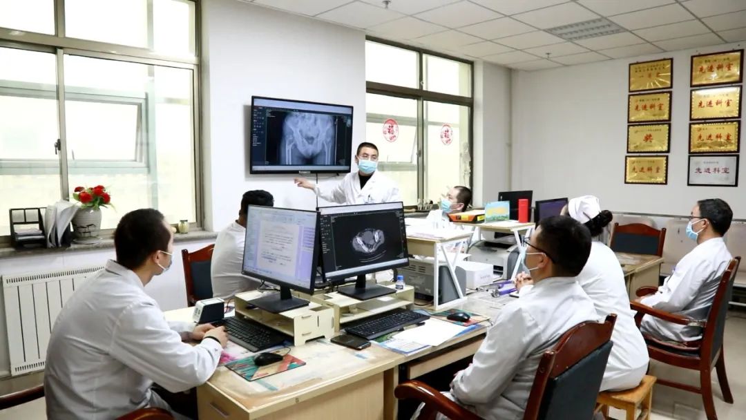 王升旺与科室医护人员研究患者病情。
