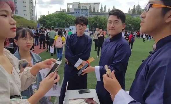 大学生写的“鲸落字体”火了,独特可爱又唯美,深受不少学生喜欢