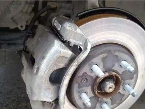 如何判断刹车片是否需要更换