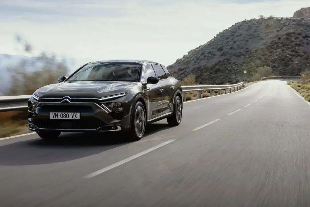 13万买B级家轿!法系底盘、美系动力,最后一款买沙发送车