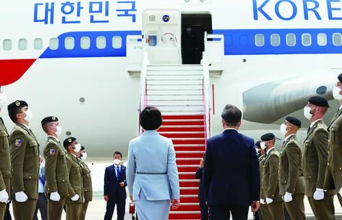 2021年6月17日,西班牙巴塞罗那,韩国总统文在寅和夫人准备登上专机回国。图片来源 视觉中国