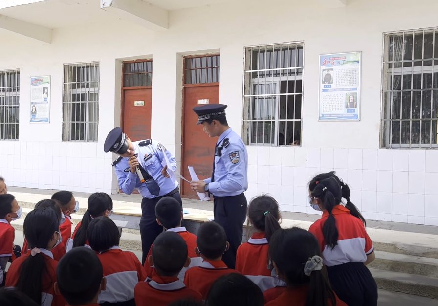 3名小学生玩耍时,突然发现罂粟种植地!立即报警休闲区蓝鸢梦想 - Www.slyday.coM 3名小学生玩耍时,突然发现罂粟种植地!立即报警休闲区蓝鸢梦想 - Www.slyday.coM