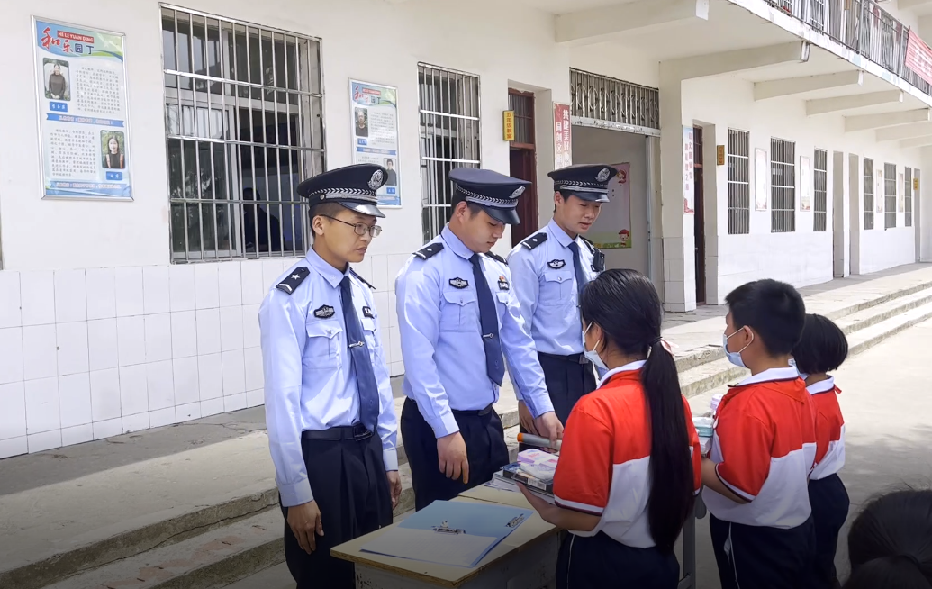 3名小学生玩耍时,突然发现罂粟种植地!立即报警休闲区蓝鸢梦想 - Www.slyday.coM 3名小学生玩耍时,突然发现罂粟种植地!立即报警休闲区蓝鸢梦想 - Www.slyday.coM
