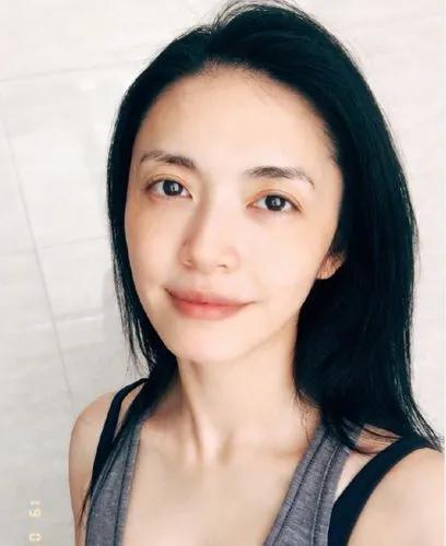12位中年女星素颜曝光董洁逃不过发腮殷桃更是嫩到离谱
