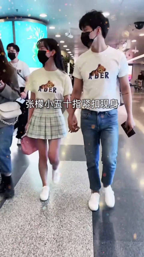 至上励合小五和老婆张檬十指紧扣现身