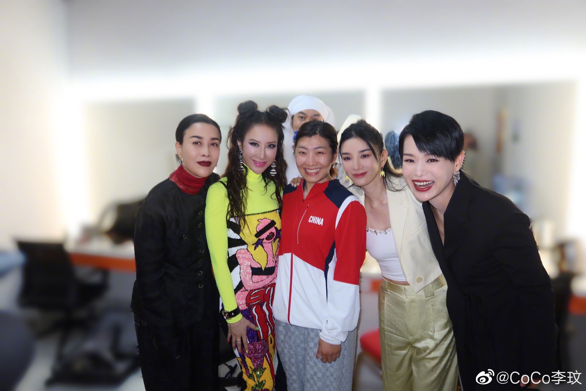 李玟晒与徐梦桃等后台合照 调皮喊“谁不爱美女”休闲区蓝鸢梦想 - Www.slyday.coM 李玟晒与徐梦桃等后台合照 调皮喊“谁不爱美女”休闲区蓝鸢梦想 - Www.slyday.coM