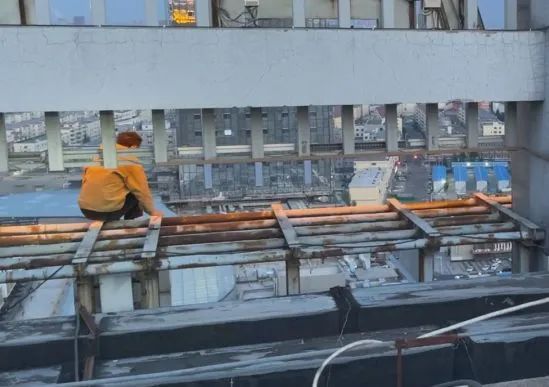 呼和浩特一男子欲跳楼轻生,消防员21层楼顶飞身救人休闲区蓝鸢梦想 - Www.slyday.coM 呼和浩特一男子欲跳楼轻生,消防员21层楼顶飞身救人休闲区蓝鸢梦想 - Www.slyday.coM