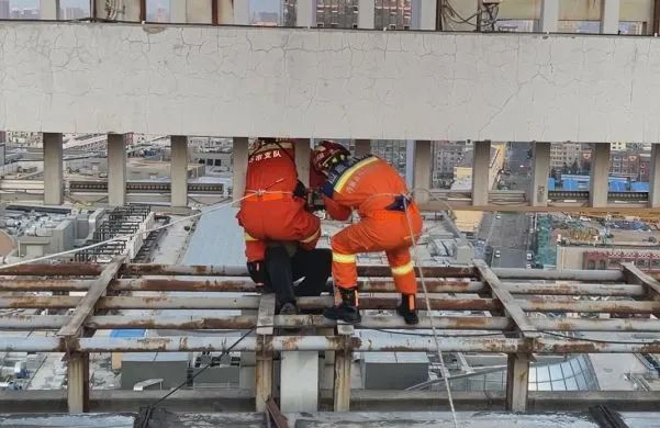 呼和浩特一男子欲跳楼轻生,消防员21层楼顶飞身救人休闲区蓝鸢梦想 - Www.slyday.coM 呼和浩特一男子欲跳楼轻生,消防员21层楼顶飞身救人休闲区蓝鸢梦想 - Www.slyday.coM