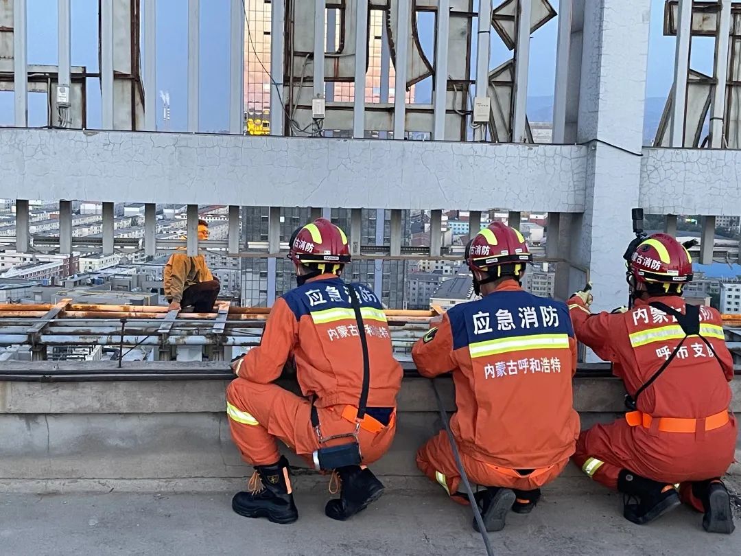 呼和浩特一男子欲跳楼轻生,消防员21层楼顶飞身救人休闲区蓝鸢梦想 - Www.slyday.coM 呼和浩特一男子欲跳楼轻生,消防员21层楼顶飞身救人休闲区蓝鸢梦想 - Www.slyday.coM