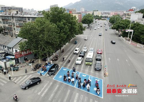 泰安龙潭路与灵山大街交会处施划右转必停区