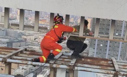 呼和浩特一男子欲跳楼轻生,消防员21层楼顶飞身救人休闲区蓝鸢梦想 - Www.slyday.coM 呼和浩特一男子欲跳楼轻生,消防员21层楼顶飞身救人休闲区蓝鸢梦想 - Www.slyday.coM