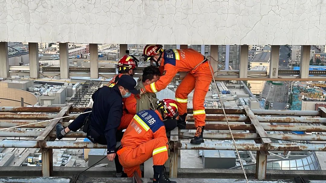 呼和浩特一男子欲跳楼轻生,消防员21层楼顶飞身救人休闲区蓝鸢梦想 - Www.slyday.coM 呼和浩特一男子欲跳楼轻生,消防员21层楼顶飞身救人休闲区蓝鸢梦想 - Www.slyday.coM