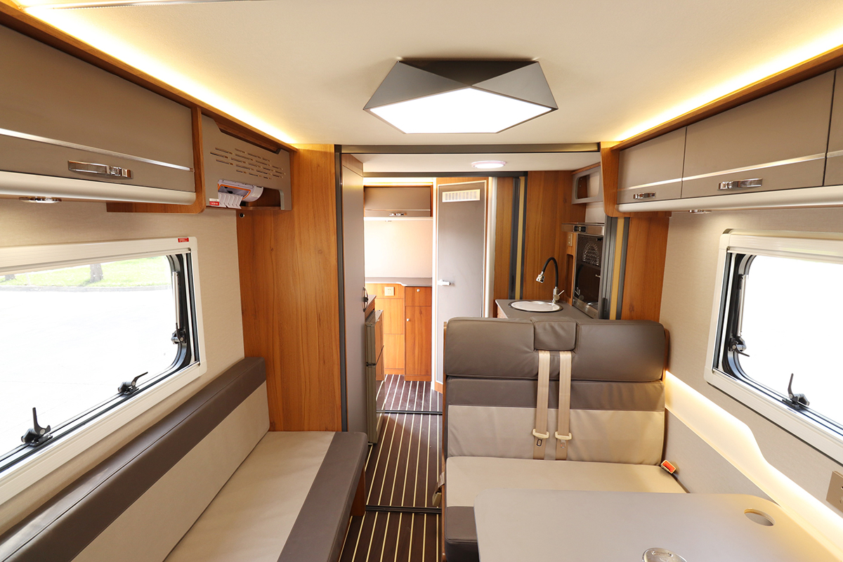 新底盘价格更亲民!20万就能买到大空间平头轻卡房车!新飞S100