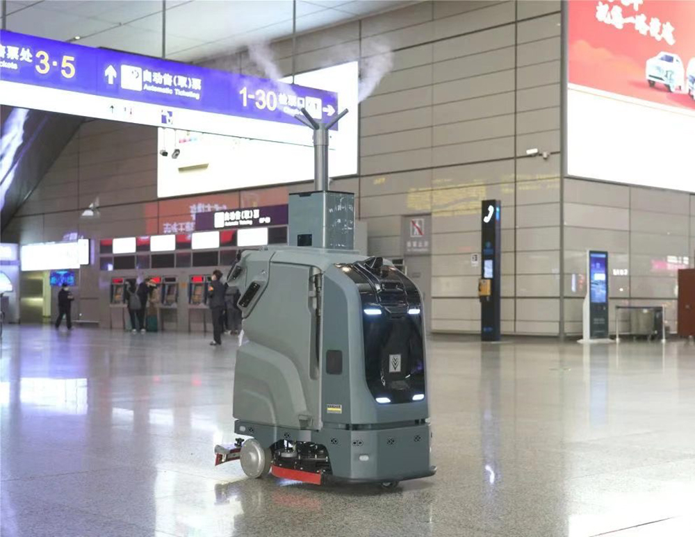 上海虹桥站新投用的3.0版消杀机器人。本文图片 受访者供图