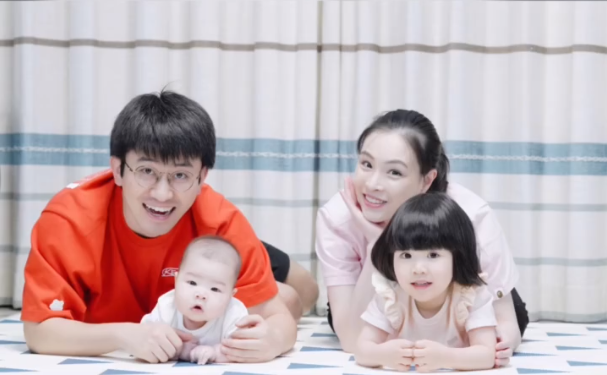 吴敏霞老公晒全家福庆520 相爱十二年仍似热恋休闲区蓝鸢梦想 - Www.slyday.coM 吴敏霞老公晒全家福庆520 相爱十二年仍似热恋休闲区蓝鸢梦想 - Www.slyday.coM