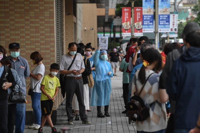 新北市民众5月20日下午依序排队等待施打疫苗。台湾“中央社”图 记者 赵世勋 摄。