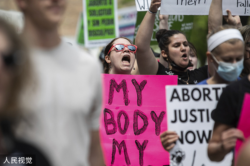 当地时间2022年5月14日，美国芝加哥，当地举行捍卫保护女性堕胎权法案的游行活动。
