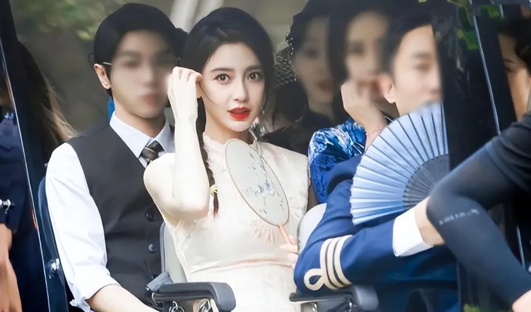有一种惊鸿一瞥叫杨颖穿旗袍虽毫无曲线可言却穿出了万种风情