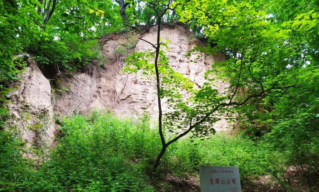 龙潭山上有山城遗址,水牢,旱牢等历史遗迹.