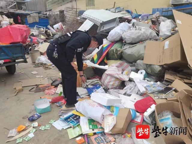 辅警垃圾堆里翻找半小时,帮女子找回毕业证书休闲区蓝鸢梦想 - Www.slyday.coM 辅警垃圾堆里翻找半小时,帮女子找回毕业证书休闲区蓝鸢梦想 - Www.slyday.coM