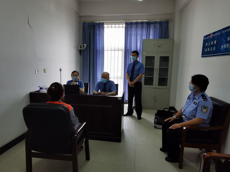 北京市检察院司法鉴定中心的心理测试技术人员与被测人进行测前谈话。