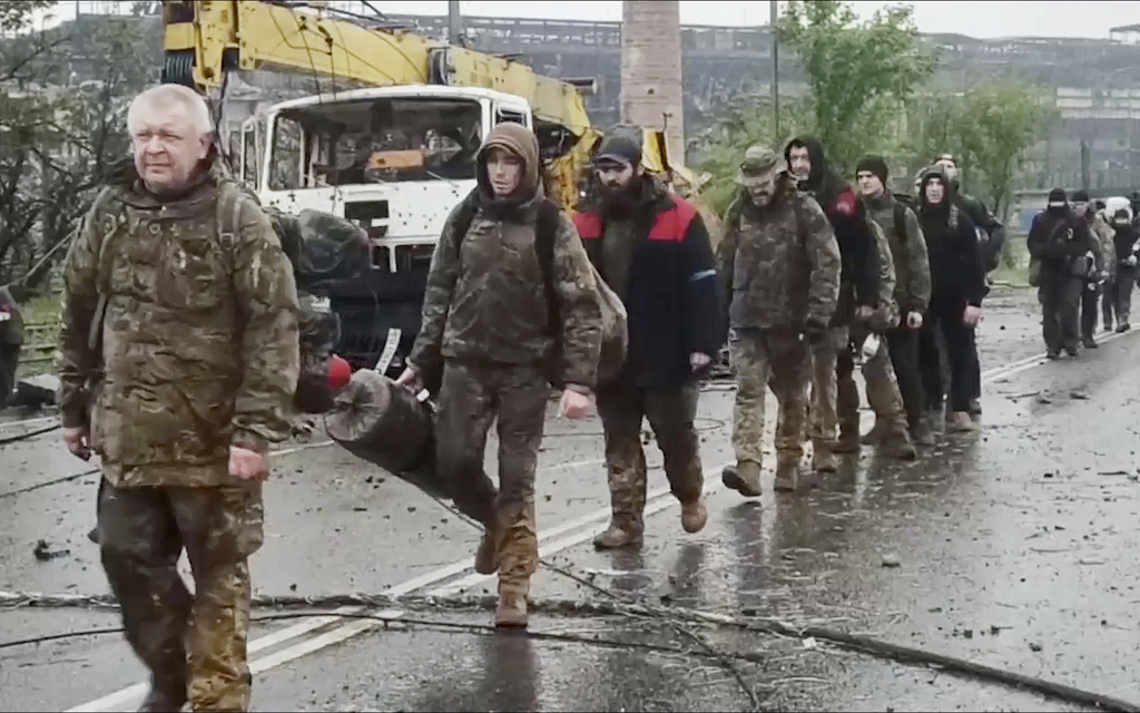 乌军投降后俄对亚速钢铁厂进行搜查，发现防毒面具