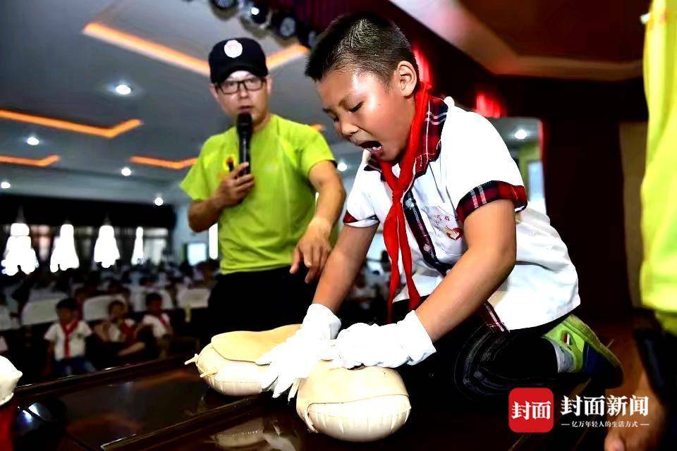 中国优秀红十字志愿者陈丹:逆向而行,一切为了那些可能存活的生命休闲区蓝鸢梦想 - Www.slyday.coM 中国优秀红十字志愿者陈丹:逆向而行,一切为了那些可能存活的生命休闲区蓝鸢梦想 - Www.slyday.coM