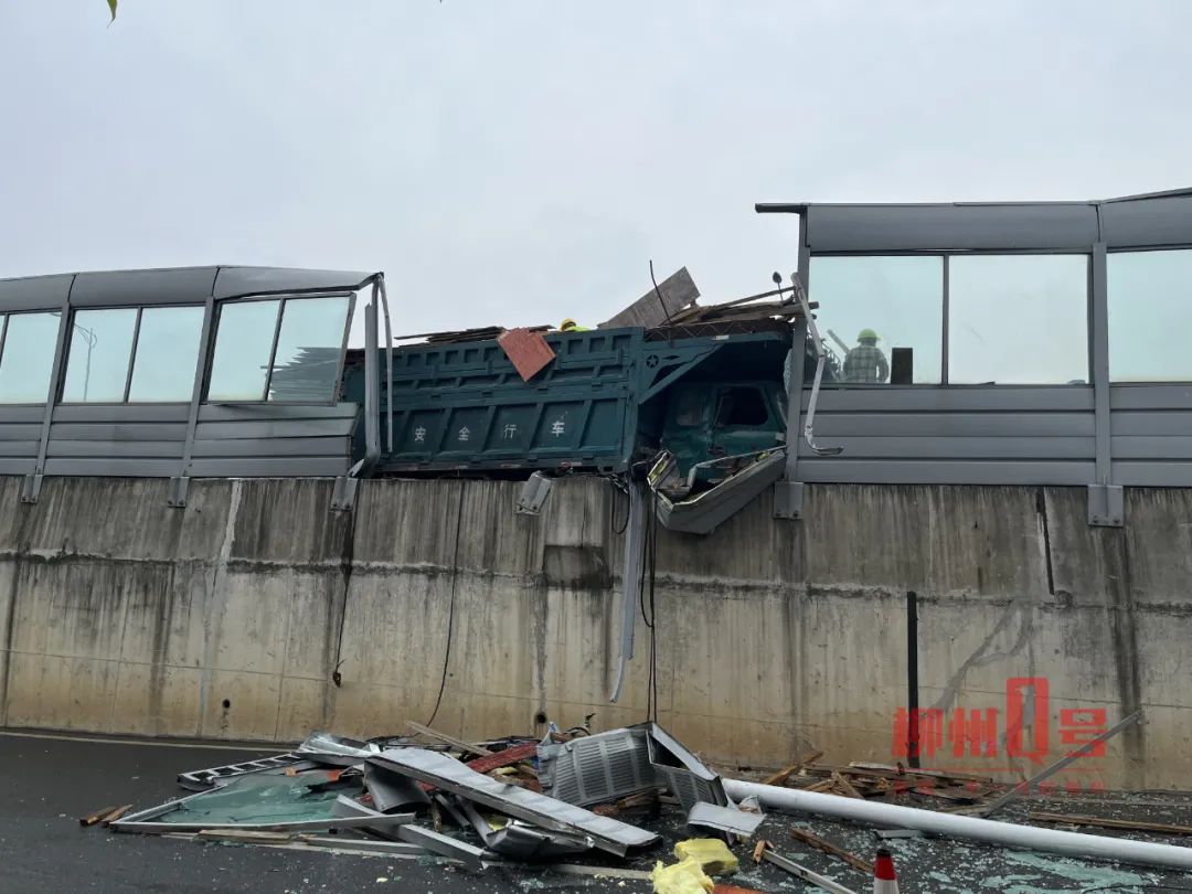 惊魂!柳州一高架桥上,农用货车失控,护栏被撞断坠下…休闲区蓝鸢梦想 - Www.slyday.coM 惊魂!柳州一高架桥上,农用货车失控,护栏被撞断坠下…休闲区蓝鸢梦想 - Www.slyday.coM