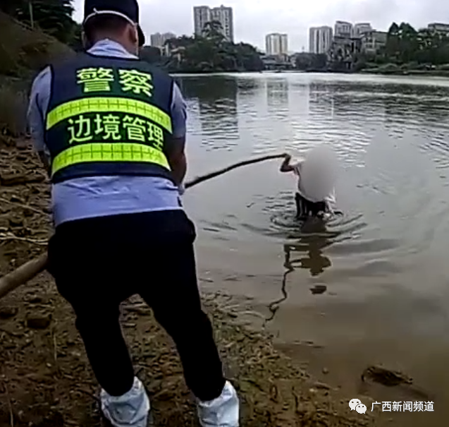 因宠物猫患重病,防城港一女孩跳江轻生!所幸被警方救回休闲区蓝鸢梦想 - Www.slyday.coM 因宠物猫患重病,防城港一女孩跳江轻生!所幸被警方救回休闲区蓝鸢梦想 - Www.slyday.coM