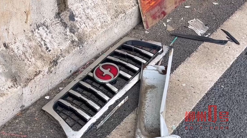 惊魂!柳州一高架桥上,农用货车失控,护栏被撞断坠下…休闲区蓝鸢梦想 - Www.slyday.coM 惊魂!柳州一高架桥上,农用货车失控,护栏被撞断坠下…休闲区蓝鸢梦想 - Www.slyday.coM