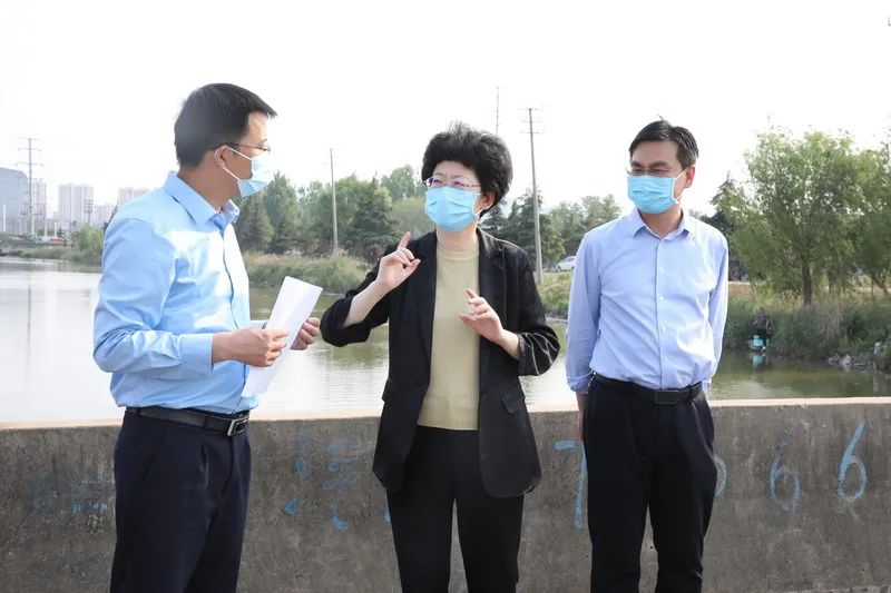 5月21日,赣榆区委副书记,区长李莉到沙汪河,通榆河等河道查看断面水质