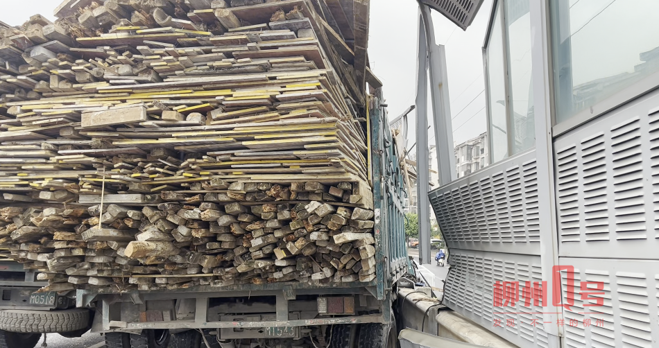 惊魂!柳州一高架桥上,农用货车失控,护栏被撞断坠下…休闲区蓝鸢梦想 - Www.slyday.coM 惊魂!柳州一高架桥上,农用货车失控,护栏被撞断坠下…休闲区蓝鸢梦想 - Www.slyday.coM