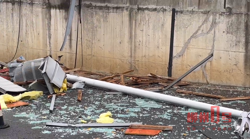 惊魂!柳州一高架桥上,农用货车失控,护栏被撞断坠下…休闲区蓝鸢梦想 - Www.slyday.coM 惊魂!柳州一高架桥上,农用货车失控,护栏被撞断坠下…休闲区蓝鸢梦想 - Www.slyday.coM