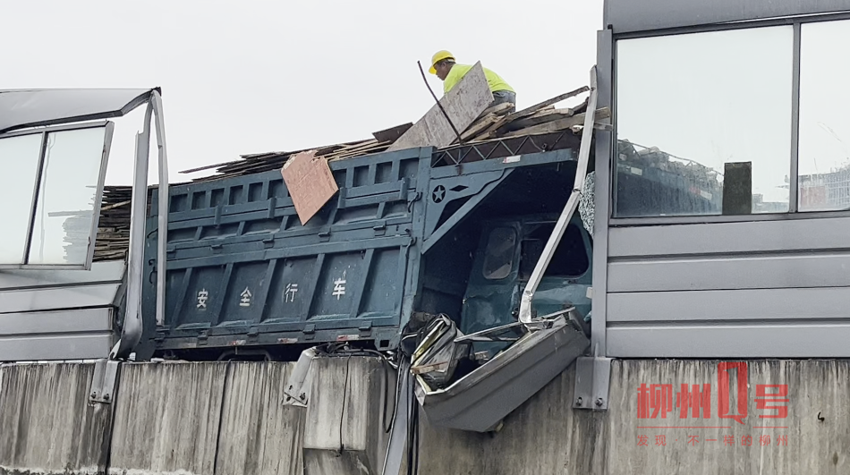 惊魂!柳州一高架桥上,农用货车失控,护栏被撞断坠下…休闲区蓝鸢梦想 - Www.slyday.coM 惊魂!柳州一高架桥上,农用货车失控,护栏被撞断坠下…休闲区蓝鸢梦想 - Www.slyday.coM