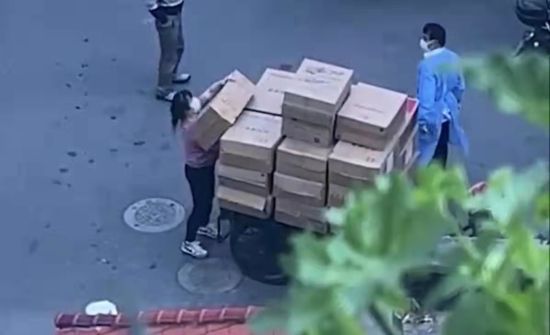 谎称物资不足 尾随志愿者盗窃 警方:已处罚休闲区蓝鸢梦想 - Www.slyday.coM 谎称物资不足 尾随志愿者盗窃 警方:已处罚休闲区蓝鸢梦想 - Www.slyday.coM