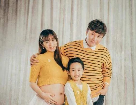 后来朱桢二婚娶了美女教师洪燕,朱桢和现任妻子生有两个儿子.