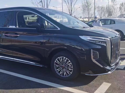 红旗全新MPV内饰曝光 或定名为红旗HM9