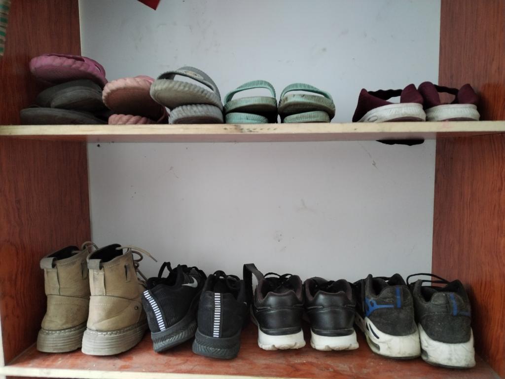  桑杰来坡家的鞋柜。（受访者供图）