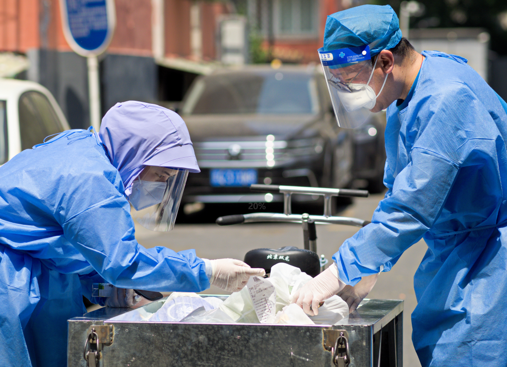 北京东城封管控区“大白”“小蓝”闭环接力,喂鸟浇花也不落休闲区蓝鸢梦想 - Www.slyday.coM 北京东城封管控区“大白”“小蓝”闭环接力,喂鸟浇花也不落休闲区蓝鸢梦想 - Www.slyday.coM