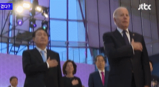 韩媒称韩国总统尹锡悦对美国国旗敬礼“史无前例”,韩网民破大防:美国人看了会笑死吧…休闲区蓝鸢梦想 - Www.slyday.coM 韩媒称韩国总统尹锡悦对美国国旗敬礼“史无前例”,韩网民破大防:美国人看了会笑死吧…休闲区蓝鸢梦想 - Www.slyday.coM