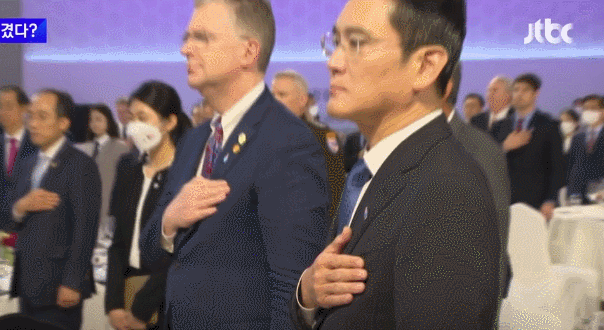 韩媒称韩国总统尹锡悦对美国国旗敬礼“史无前例”,韩网民破大防:美国人看了会笑死吧…休闲区蓝鸢梦想 - Www.slyday.coM 韩媒称韩国总统尹锡悦对美国国旗敬礼“史无前例”,韩网民破大防:美国人看了会笑死吧…休闲区蓝鸢梦想 - Www.slyday.coM