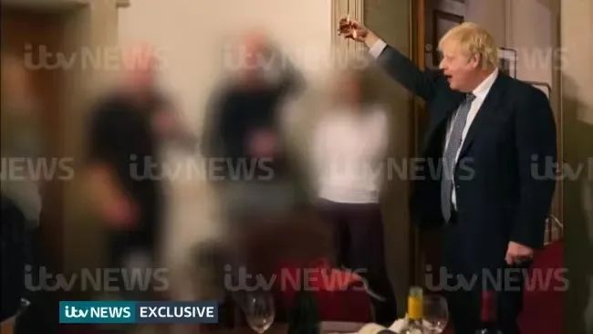 英国媒体曝出多张约翰逊在疫情管控期间在唐宁街喝酒的照片