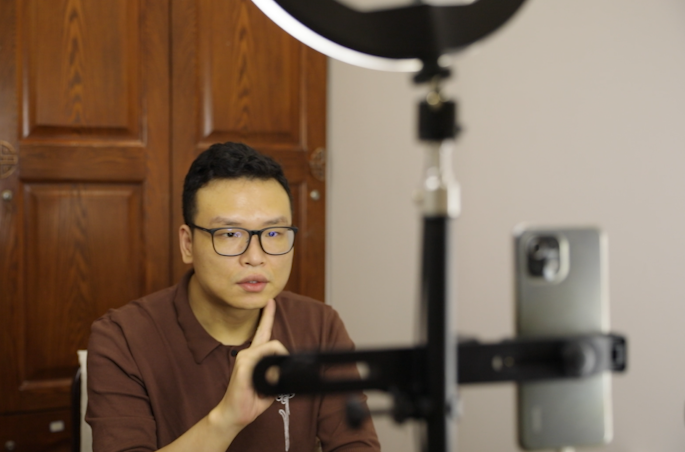 唐帅在短视频平台直播普法。受访者供图