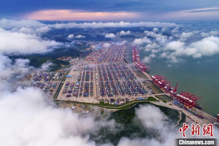 资料图:宁波港口一景。 沈颖俊 摄