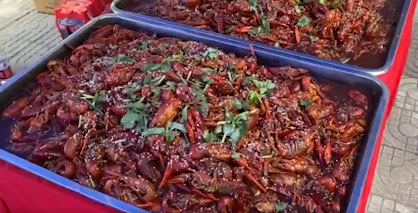 陕西咸阳一高校校庆日备千斤小龙虾万只鸡腿免费宴请师生 学生:终于成为了别人家的学校休闲区蓝鸢梦想 - Www.slyday.coM 陕西咸阳一高校校庆日备千斤小龙虾万只鸡腿免费宴请师生 学生:终于成为了别人家的学校休闲区蓝鸢梦想 - Www.slyday.coM