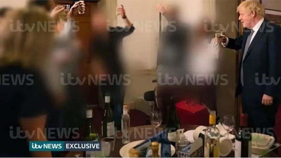 英国媒体曝出多张约翰逊在疫情管控期间在唐宁街喝酒的照片