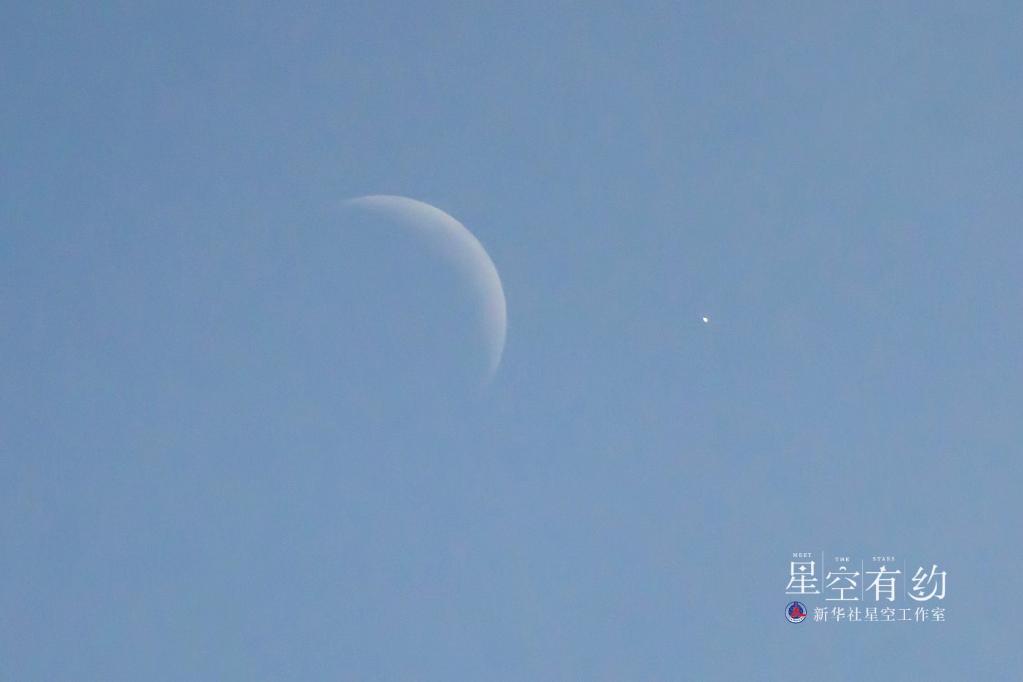  这是广东省天文爱好者吴柏栋2021年11月8日白天在广东湛江拍摄的金星伴月。（本人供图）