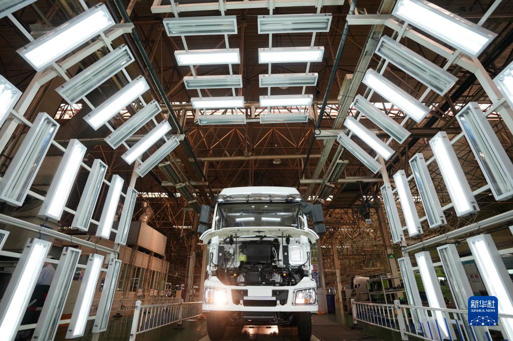 新华全媒+丨“一国一车”策略推进国产重卡走出国门