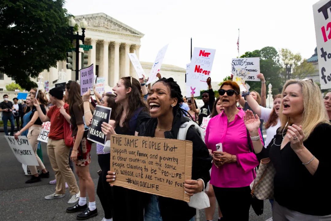 ▲当地时间2022年5月4日，美国华盛顿特区，呼吁堕胎和反堕胎人士在美国最高法院外举行抗议活动。 图/IC photo
