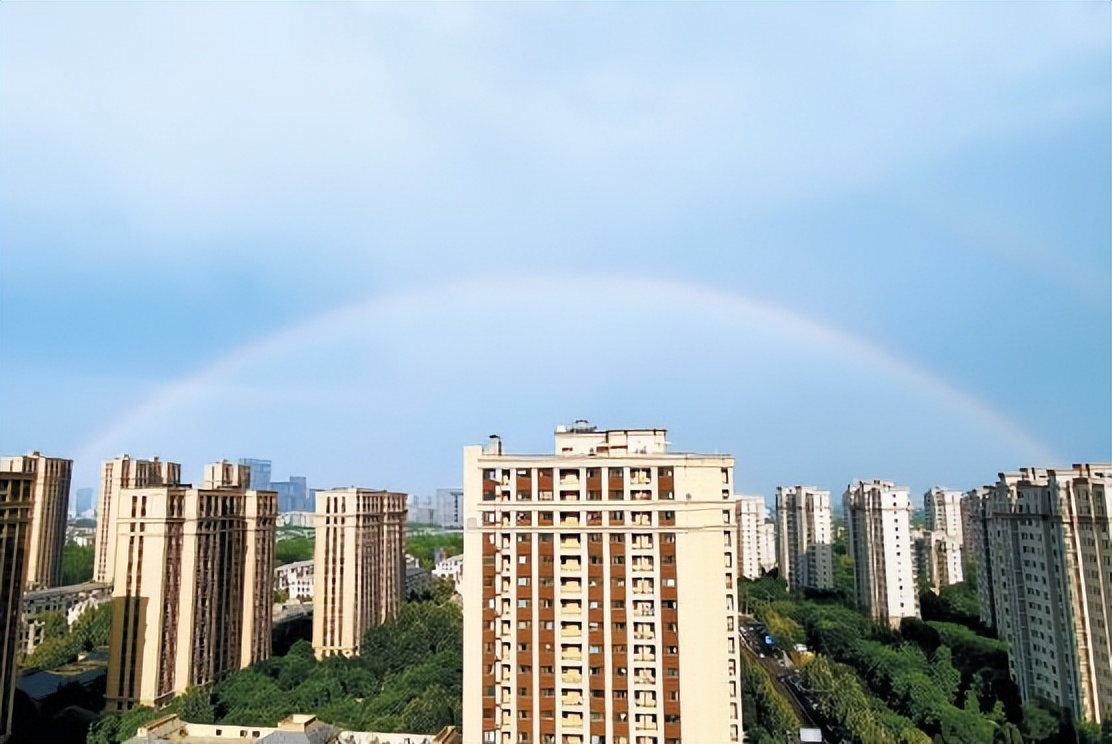 昨天下午，北京大部分地区出现雷阵雨天气。17时许，远方雨云密布的天空，架起了一道美丽的彩虹。和冠欣 摄